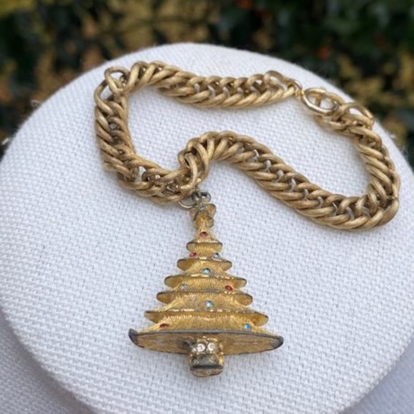 HOLIDAY🎄🎄VTG Brushed Gold Christmas Tree Charm BRACELET - Picture 1 of 6